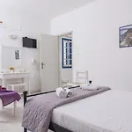 מלון דירות Thira's Dolphin 4*
