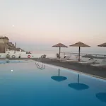 מלון דירות Thira's Dolphin 4*