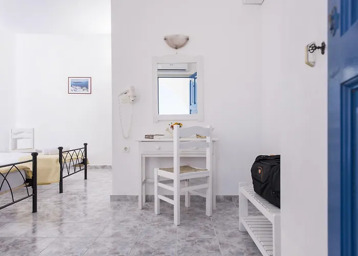 Thira's Dolphin Aparthotel Akrotiri (Santorini)