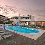 アパートホテル Thira's Dolphin