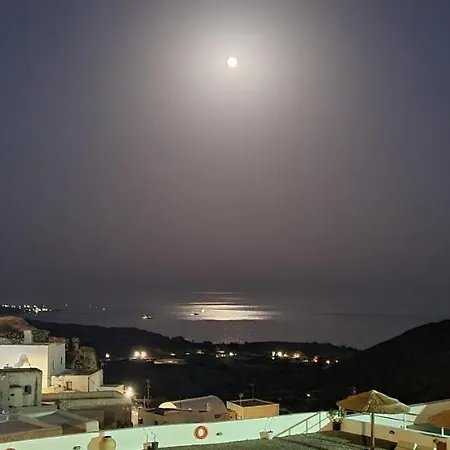 Thira's Dolphin Apartmanhotel 3*