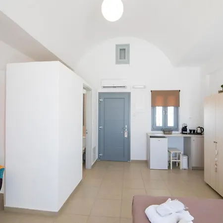 Thira's Dolphin Apartmanhotel Akrotírion