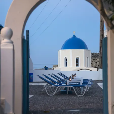 Thira's Dolphin Akrotírion