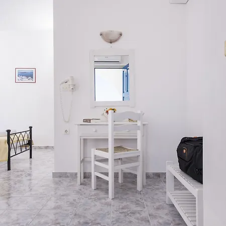 Thira's Dolphin Apartmanhotel Akrotírion