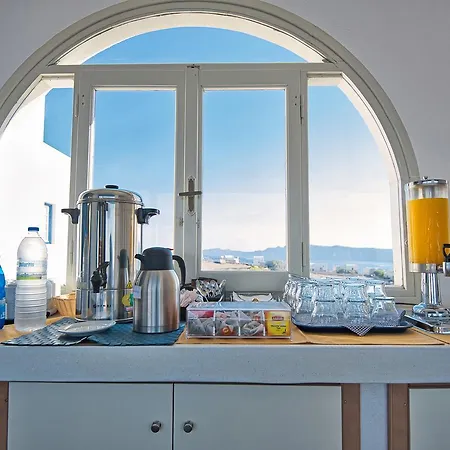 Thira's Dolphin Apartmanhotel 4*