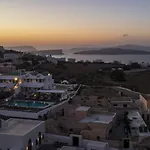 Thira's Dolphin Akrotírion
